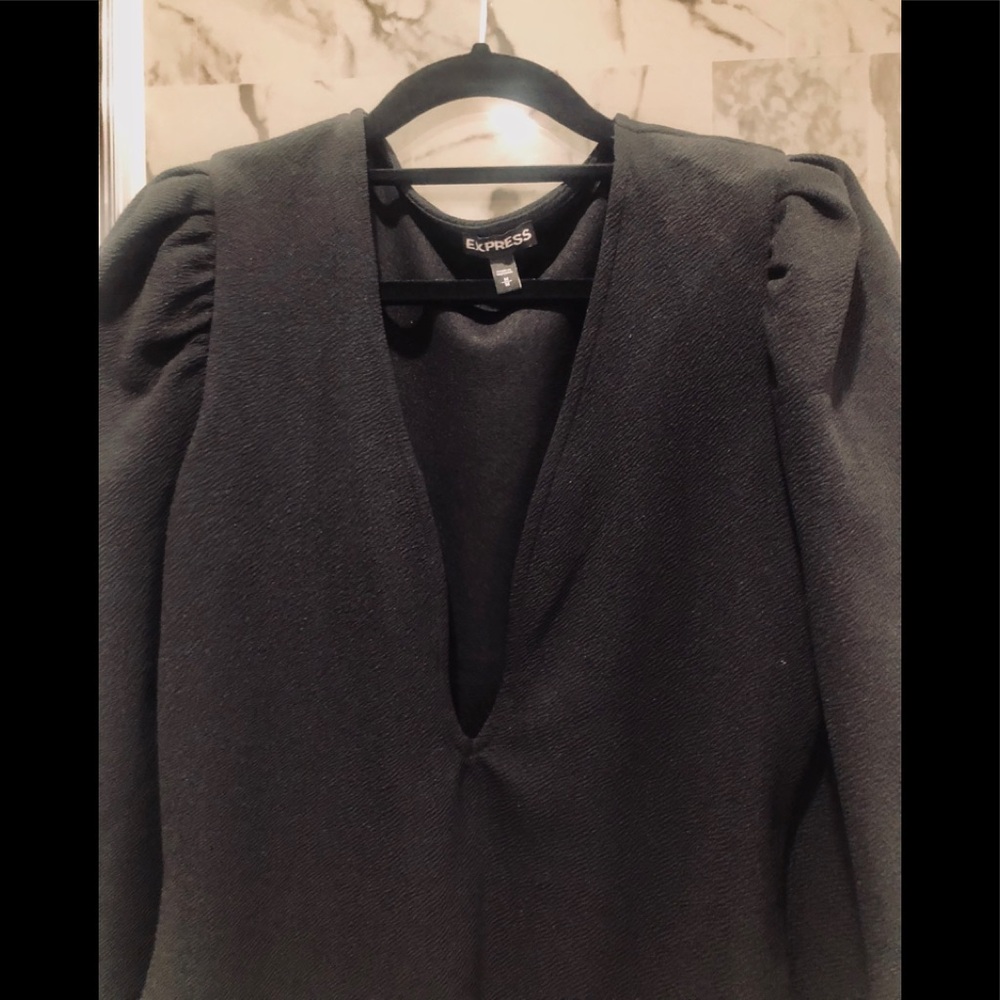 NWOT Express puff sleeve deep V bodysuit (sz M)